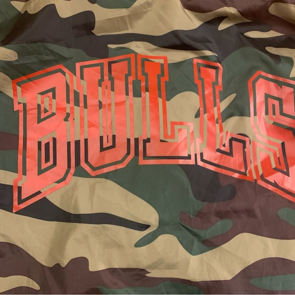 NBA Chicago Bulls Camo Nylon WindBreaker Woodland mesh size large lined snaps - Picture 7 of 8